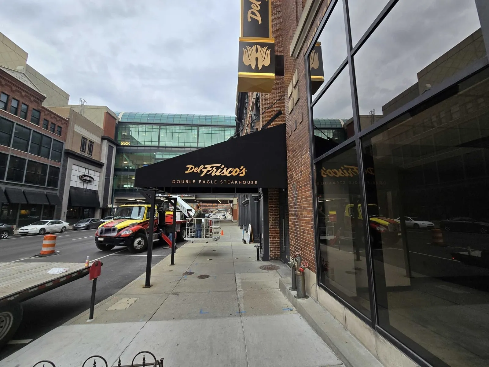 Del Frisco’s Steakhouse: Signage Fabrication and Installation