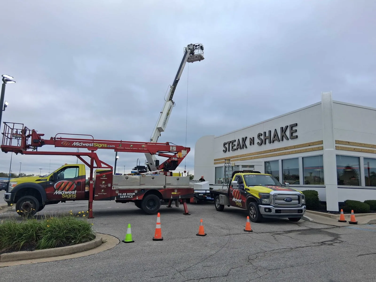 New Steak 'n Shake drive-thru canopy installation in progress on E Washington Street